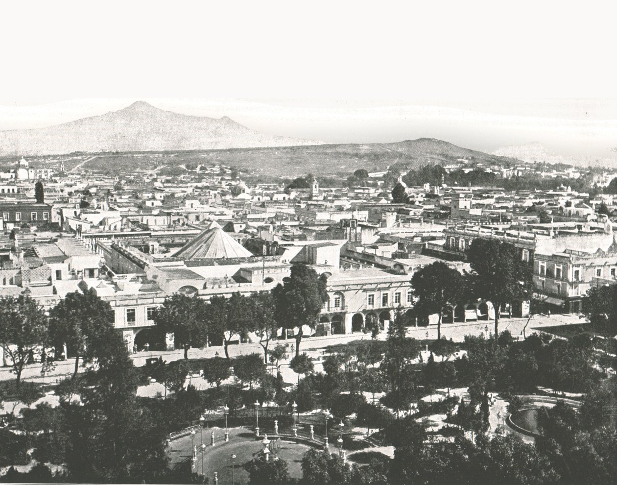 कैथेड्रल, प्यूब्ला, मैक्सिको, 1895 से देखें। द्वारा अज्ञात
