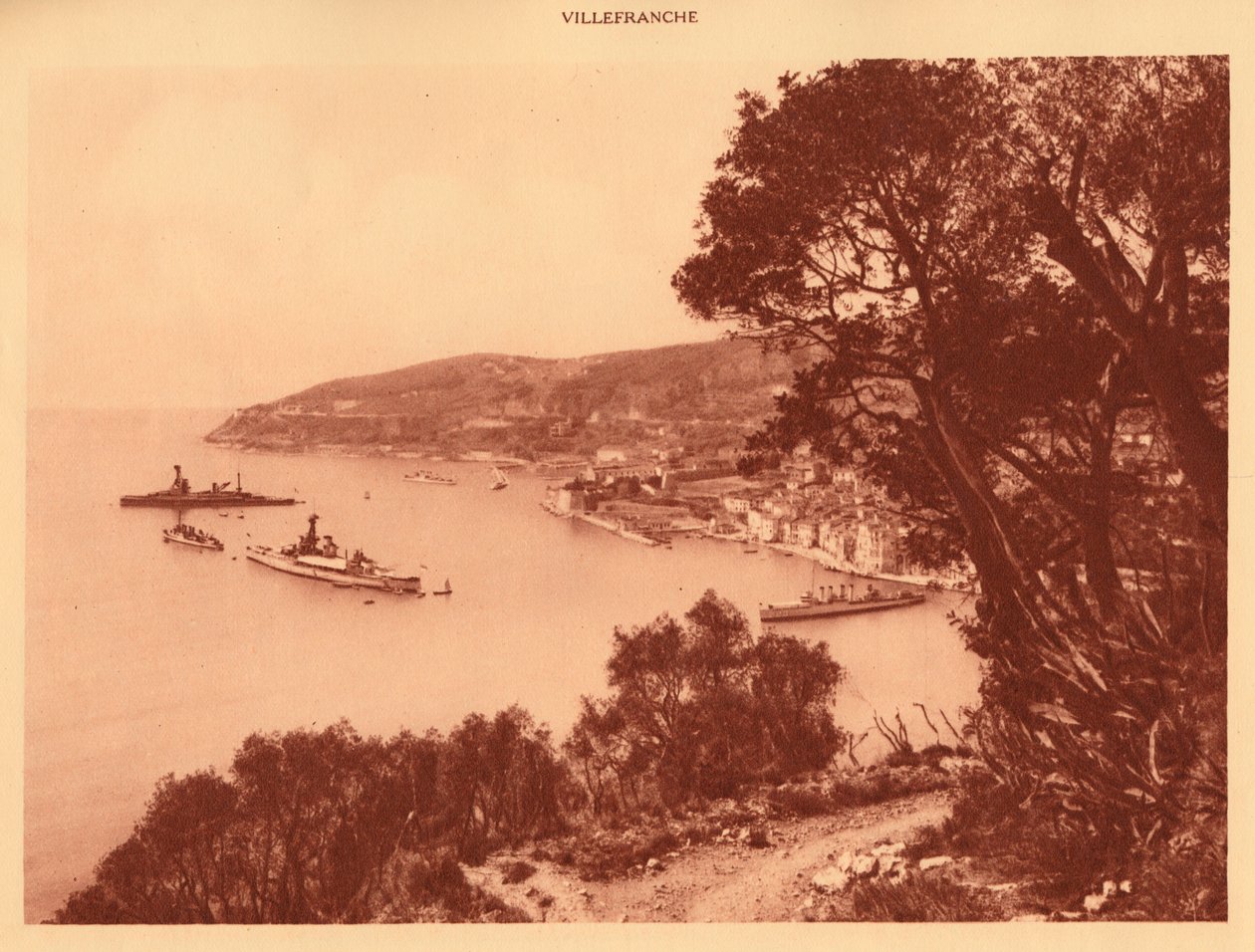 शहर और रोडस्टेड का दृश्य, विल्लेफ्रेंश, 1930। द्वारा अज्ञात