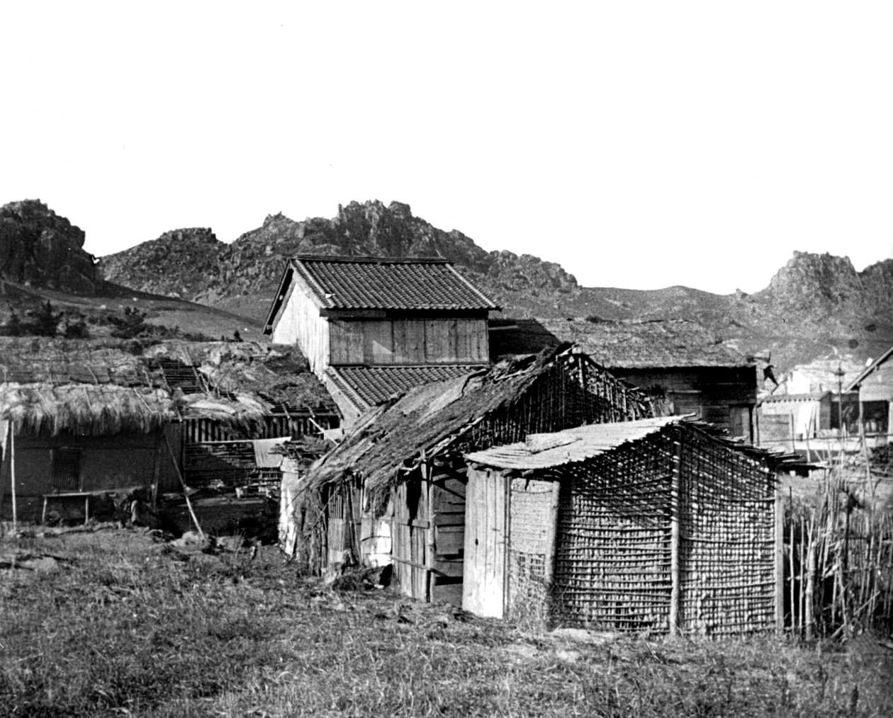 कोरिया में विलेज हट्स, 1900 द्वारा अज्ञात