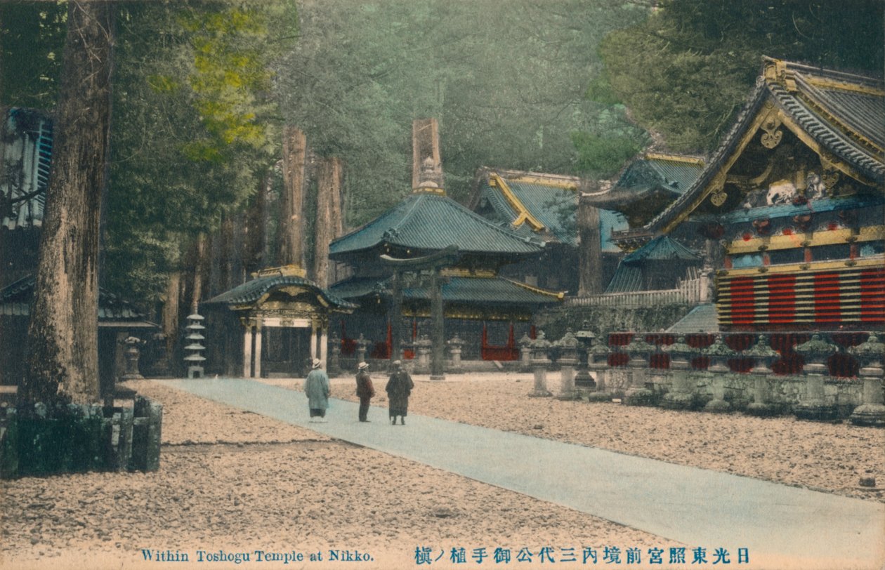 निक्को में तोशोगु मंदिर के भीतर, c1900 द्वारा अज्ञात