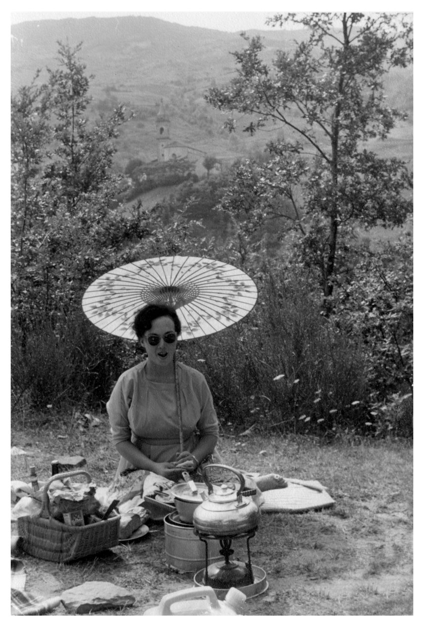 एक छत्रछाया वाली महिला के पास एक पिकनिक है, c1950-1969 द्वारा अज्ञात
