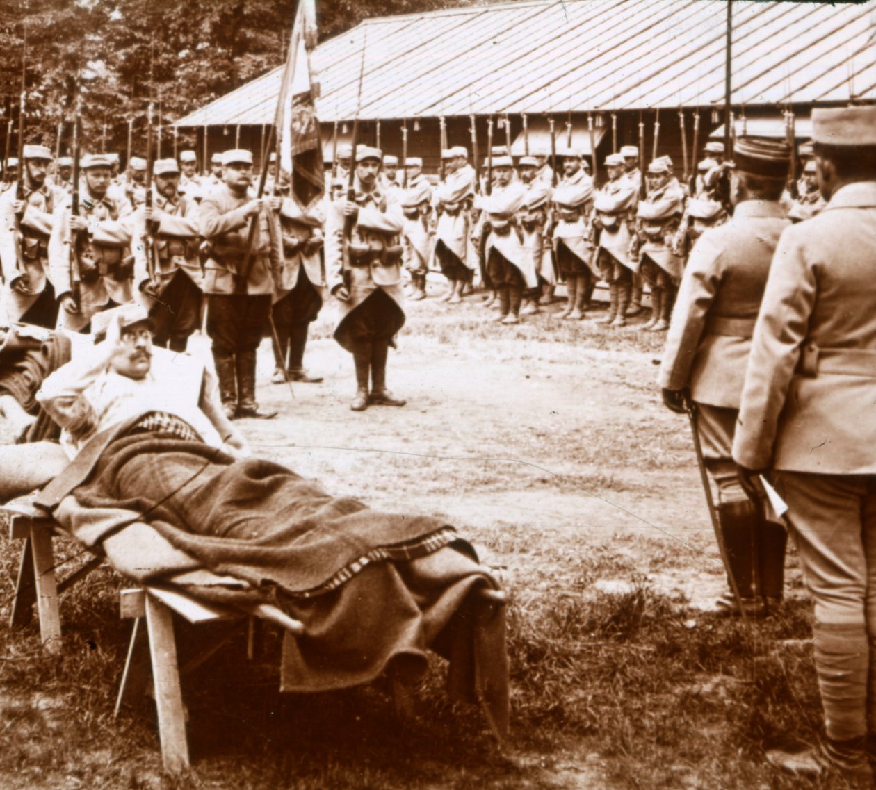 घायल अधिकारी झंडे को सलाम करता है, c1914-c1918 द्वारा अज्ञात