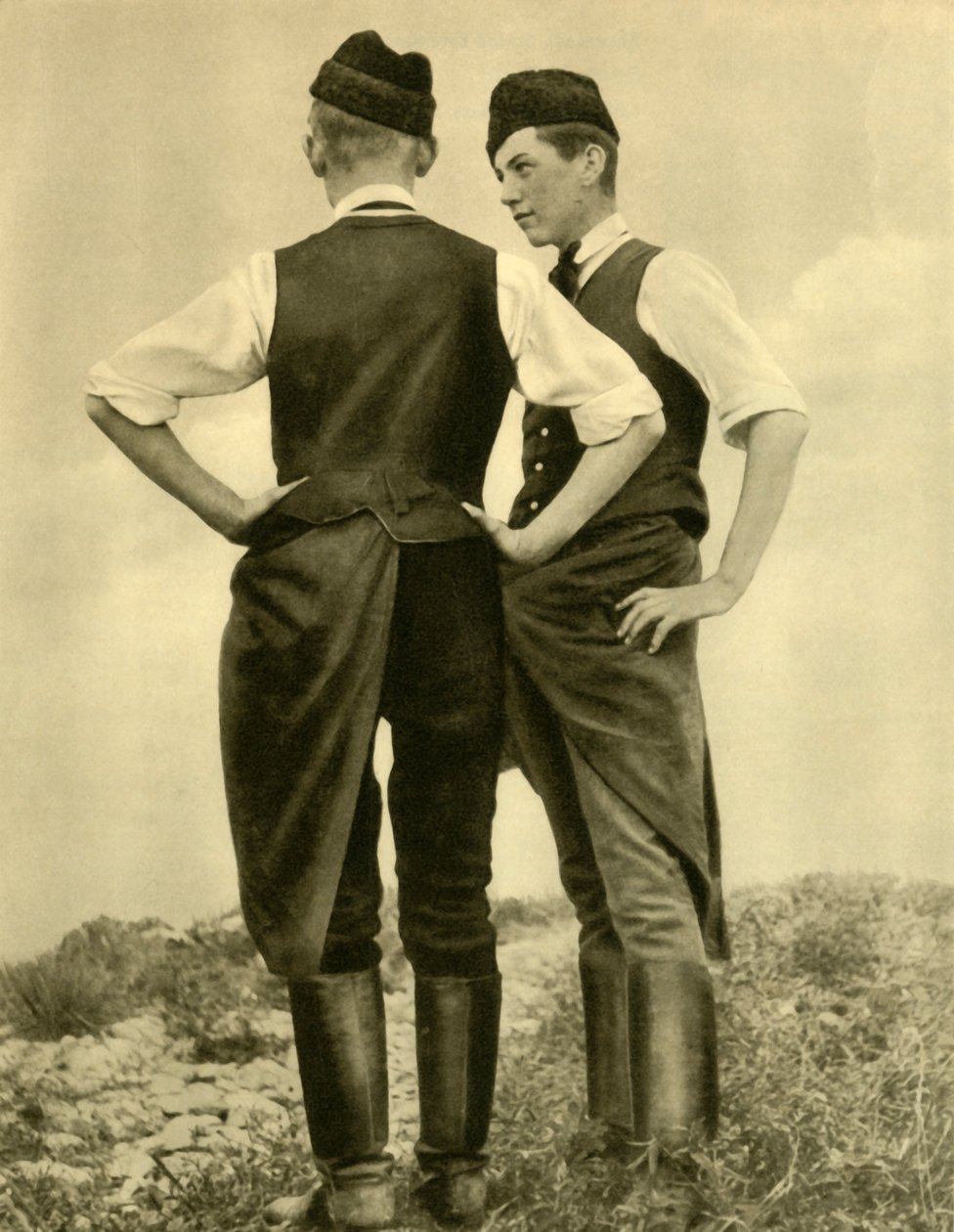 पारंपरिक वेशभूषा में युवा पुरुषों, Burgenland, ऑस्ट्रिया, c1935। द्वारा अज्ञात