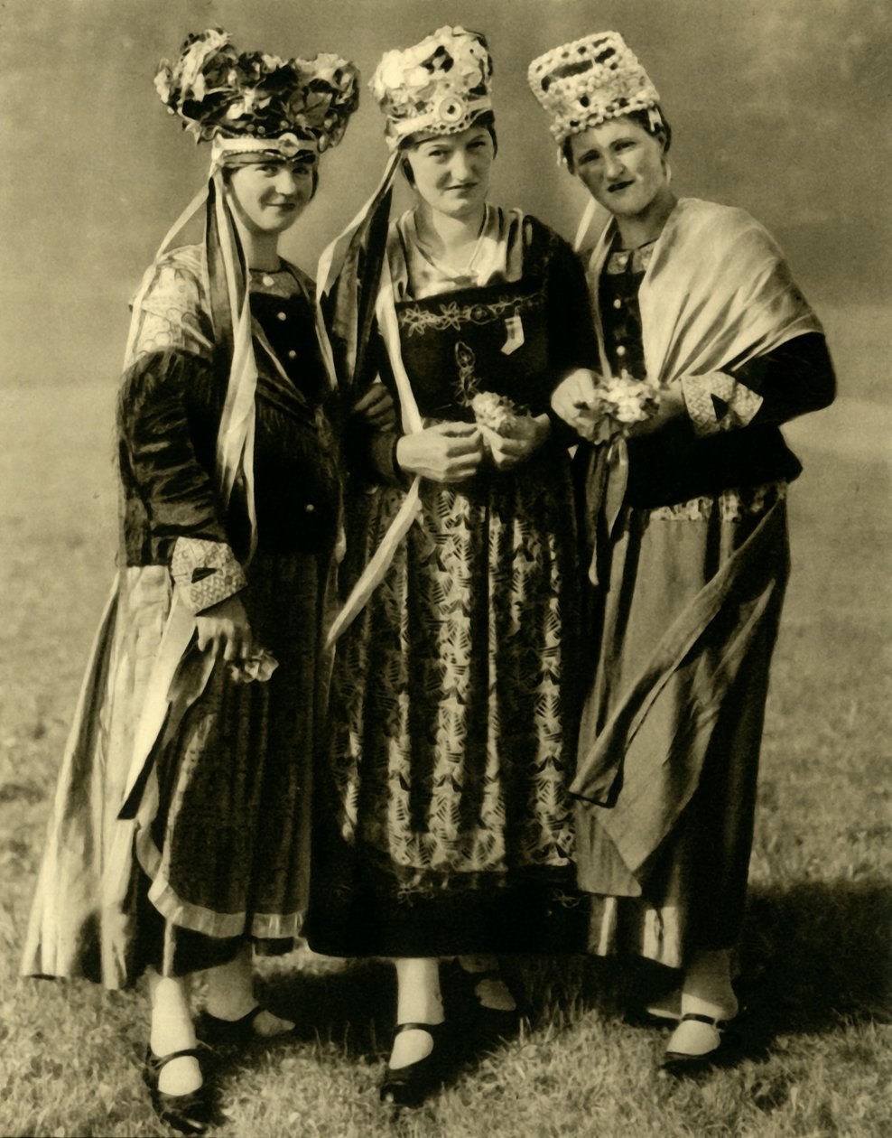 पारंपरिक वेशभूषा में युवा महिलाओं, स्टायरिया, ऑस्ट्रिया, c1935। द्वारा अज्ञात