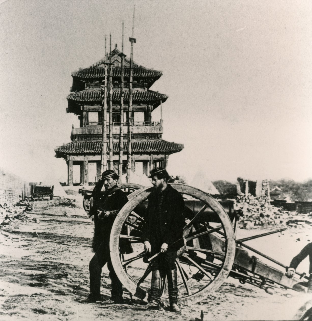 1860 में चीन में एंग्लो-फ्रेंच अभियान के दौरान पेकिंग में तोप से फ्रांसीसी सैनिक द्वारा अज्ञात अज्ञात