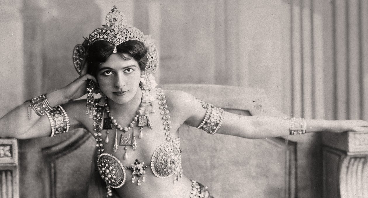 माता हरि ने जटाधारी बिकिनी पहनी हुई है। c.1910 द्वारा अज्ञात अज्ञात