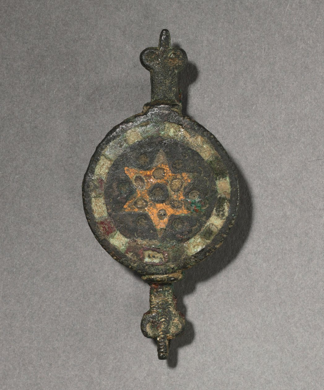 सजावटी ब्रोच, c.100-300 द्वारा अज्ञात