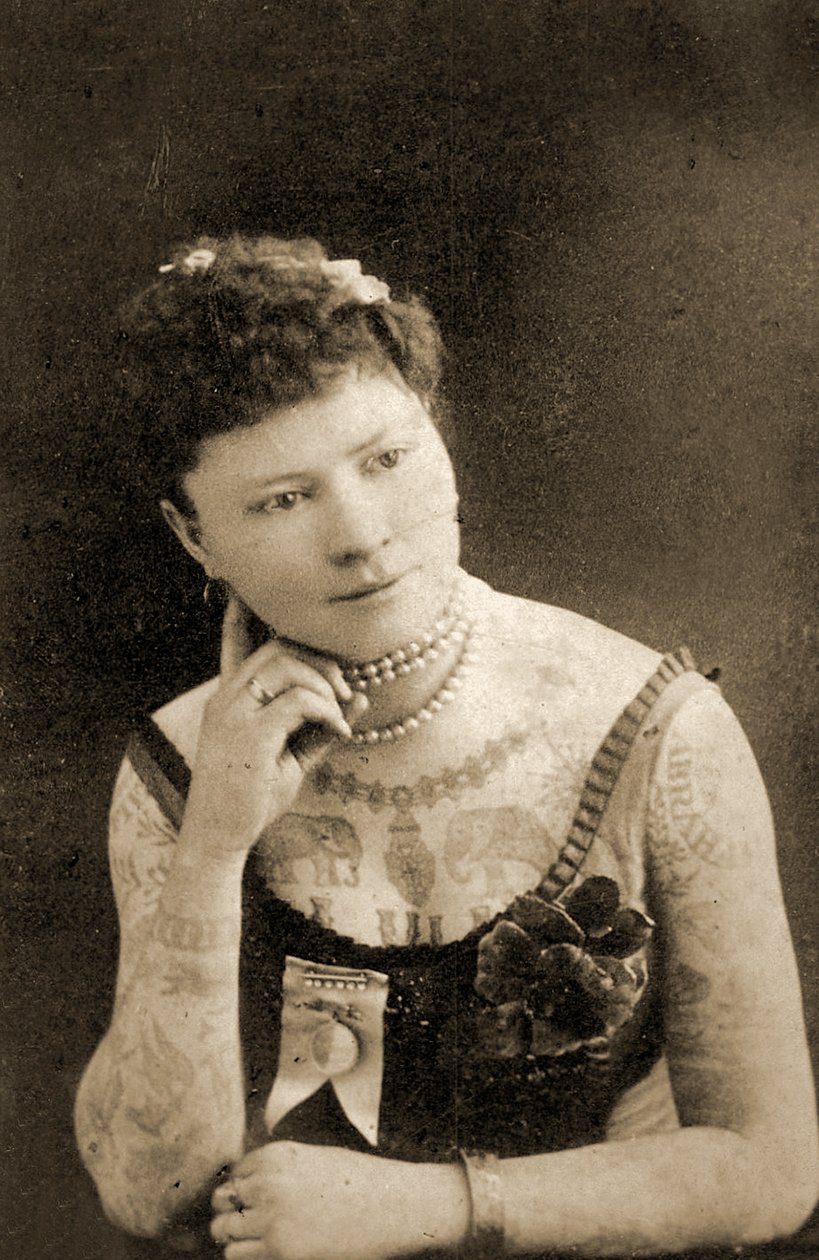 एक टैटू वाली महिला का चित्र, c.1905 द्वारा अज्ञात