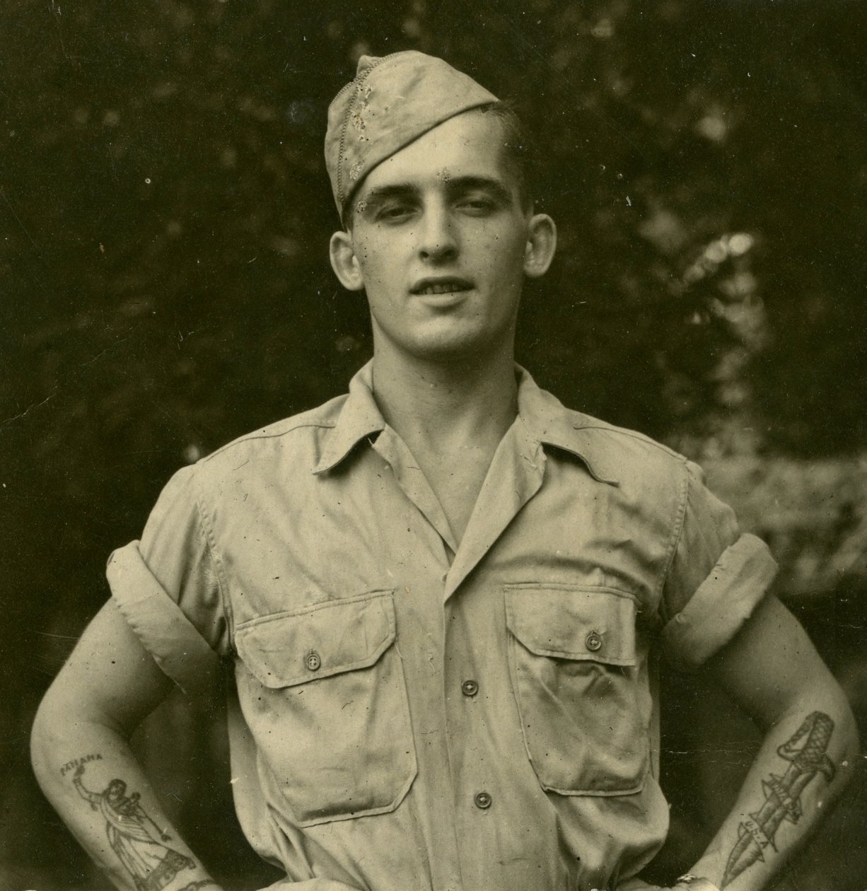 टैटू वाला अमेरिकी सैनिक, c.1941 द्वारा अज्ञात