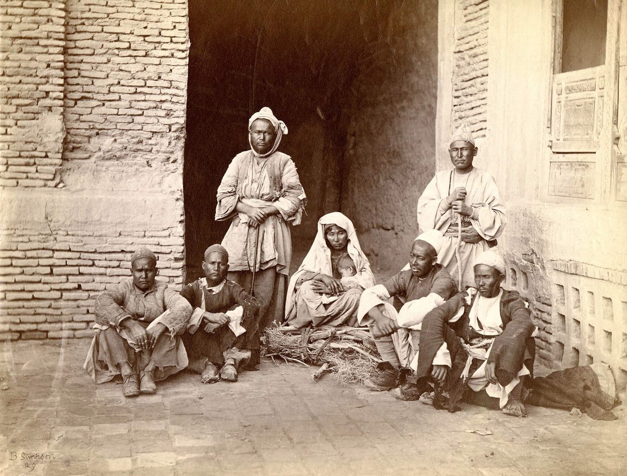 अफ़ग़ानिस्तान में एक परिवार, १९वीं सदी के अंत में द्वारा अज्ञात फोटोग्राफर