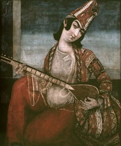 एक गिटार बजाने वाली युवा महिला