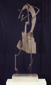 महिला अपने बालों को व्यवस्थित करते हुए, 1929-30 (धातु)