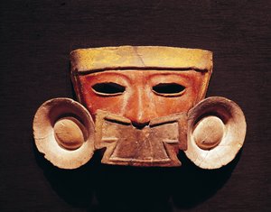 तेओतिहुआकन (चित्रित पत्थर) से मानव मुखौटा