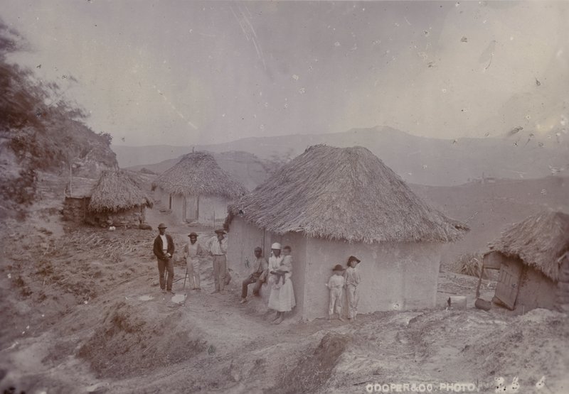 1880 में एक पहाड़ी की तरफ बारबेडियन गांव द्वारा अंग्रेजी फोटोग्राफर