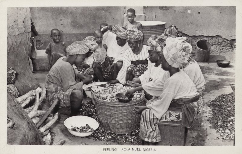 कोला नट्स छीलती महिलाएं, नाइजीरिया (b/w photo) द्वारा अंग्रेजी फोटोग्राफर