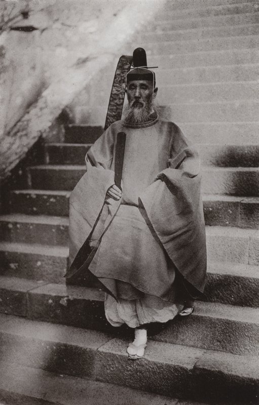 एक शिंटो पुजारी (बी/डब्ल्यू फोटो) द्वारा हर्बर्ट पोंटिंग